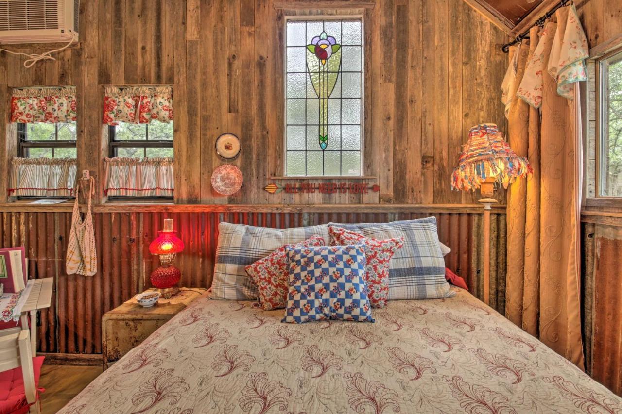 Snuggle Inn Wimberley Cabin With Fire Pit And Deck Kültér fotó